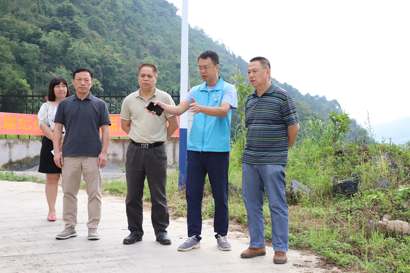 实地了解寨鹿村村委微花园村委道路绿化方案（拍摄：柒红）.JPG